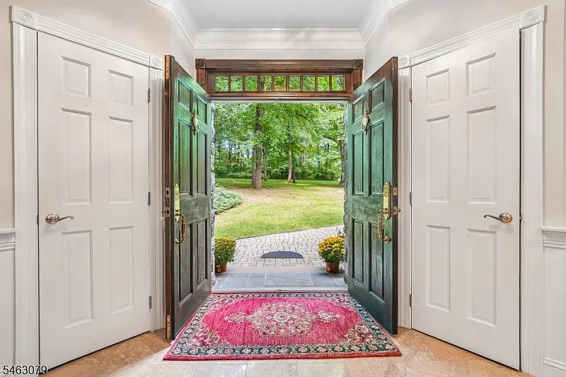 5 bed, 5.5 bath, 5574 sqft, $9,200 — Photo 3