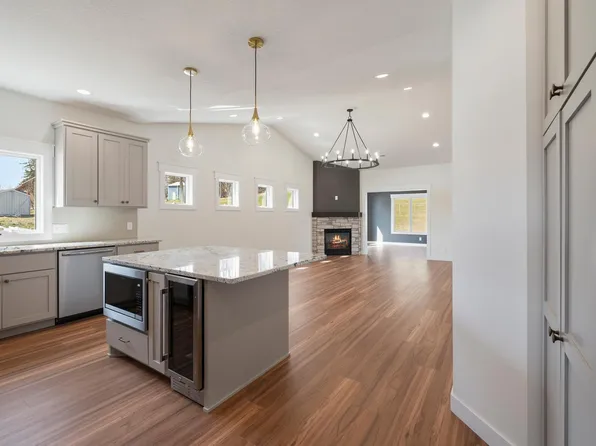 1060 Legend Ln, River Falls, WI 54022