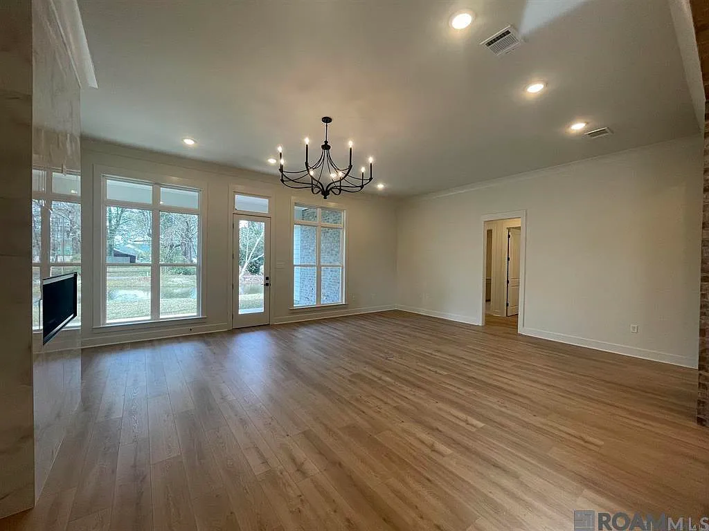 4 bed, 2296 sqft, $3,200 — Photo 4