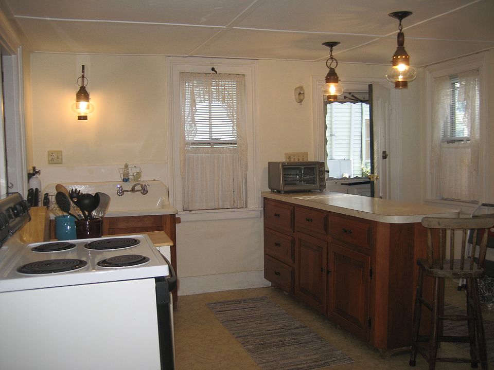 2nd image of 221 Summer St