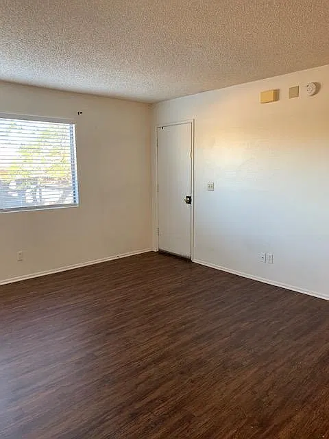 2 bed, 850 sqft, $1,300 — Photo 3