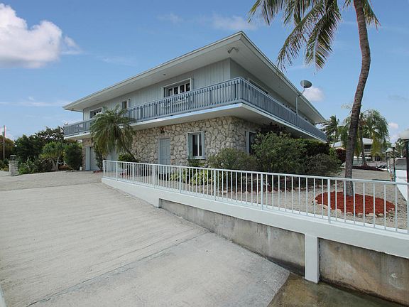 2nd image of 667 Calle De Luna
