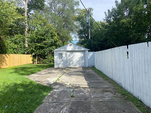 3rd image of 12642 Woodmont Ave