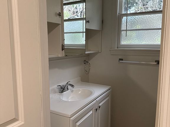 5th image of 353 Colusa Ave