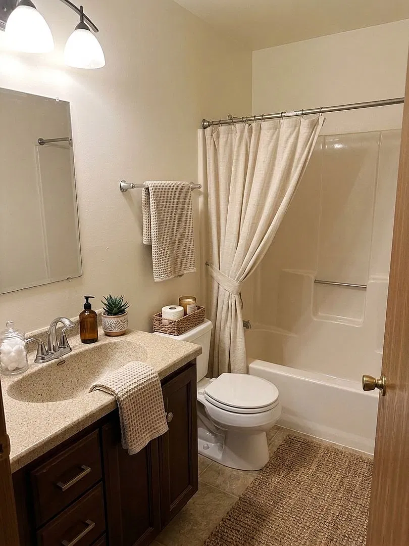 Spacious 2-Bedroom Apartment in West Bend Silver Creek Views! — Photo 4