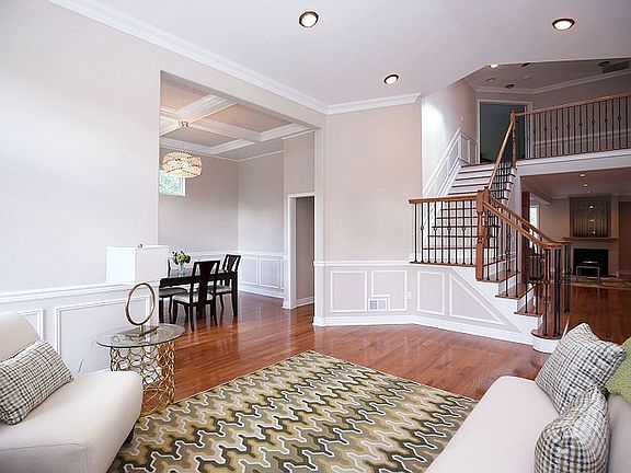 Living - Din left, Fam right