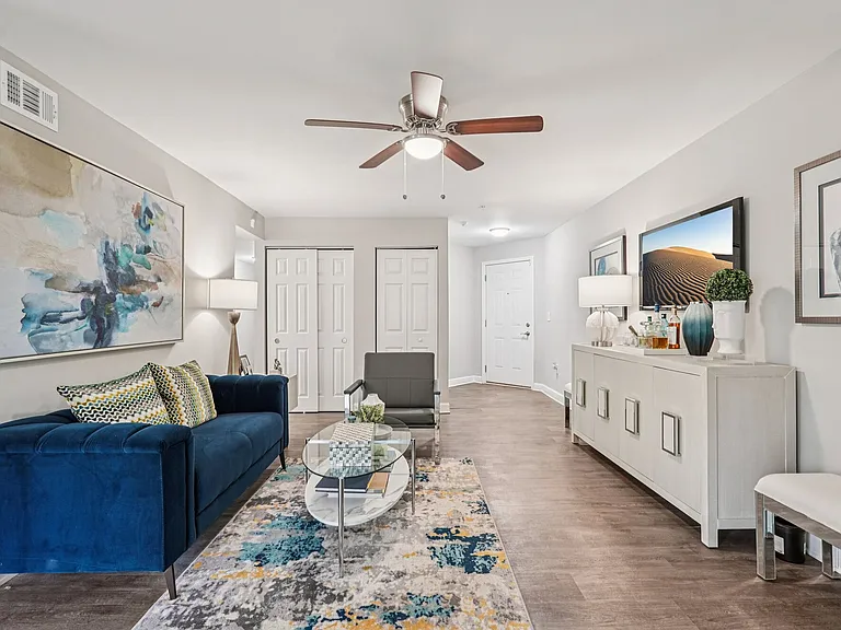 Las Palmas Apartments — Photo 7