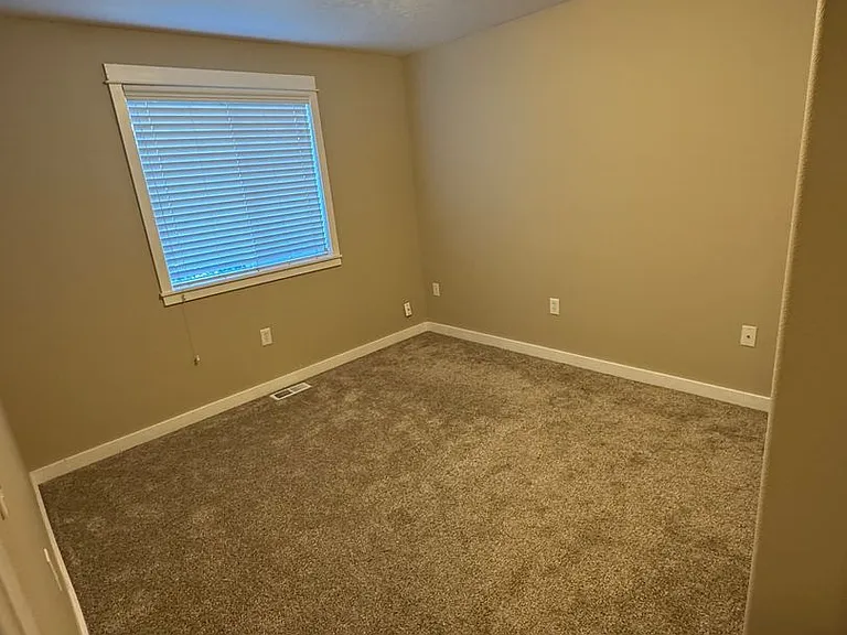 735 Trinity St NE — Photo 15