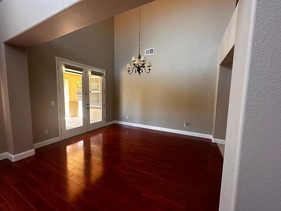 4th image of 904 Emerald Hills Cir