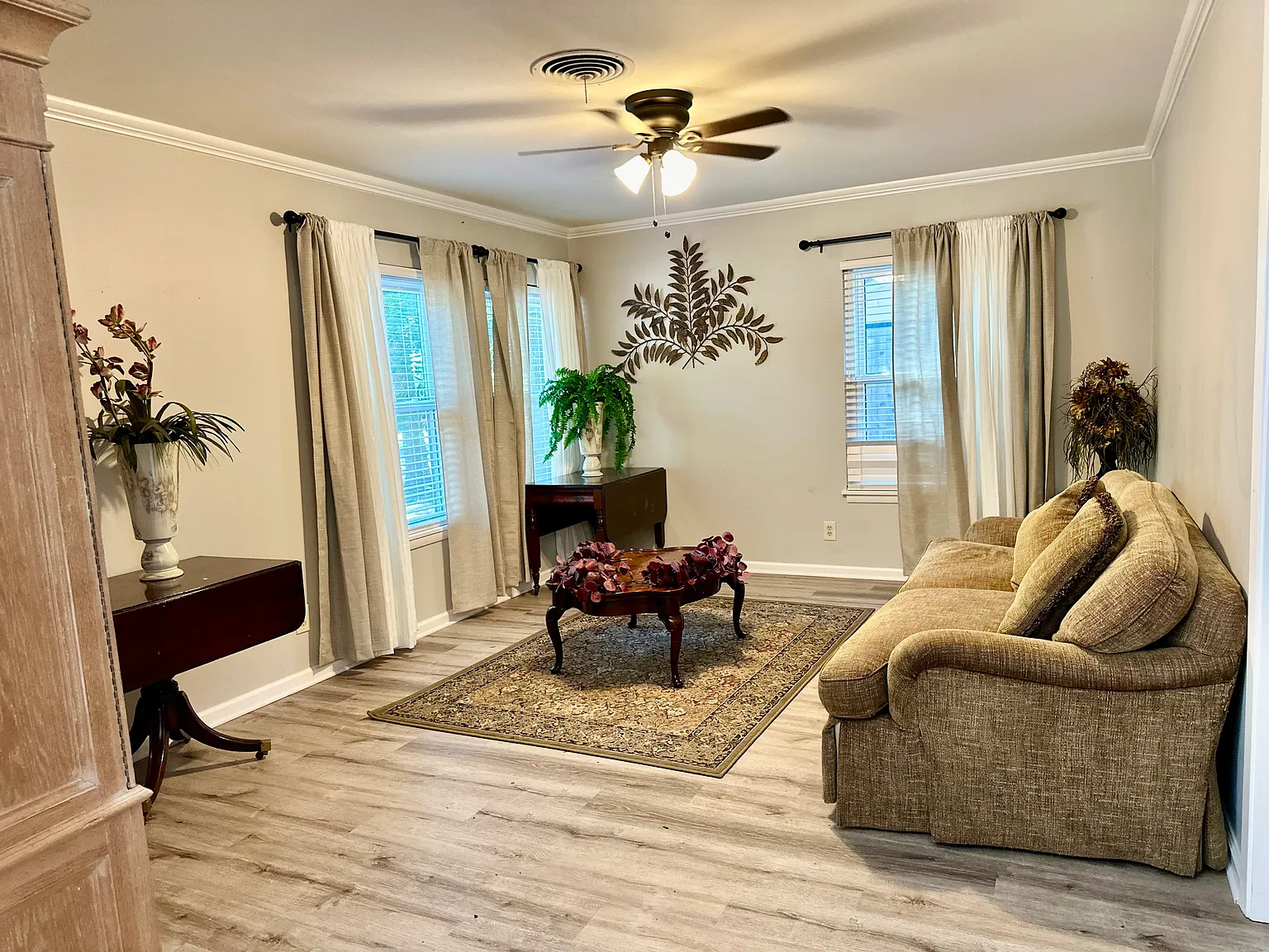 1907 Forest Hill Dr — Photo 3