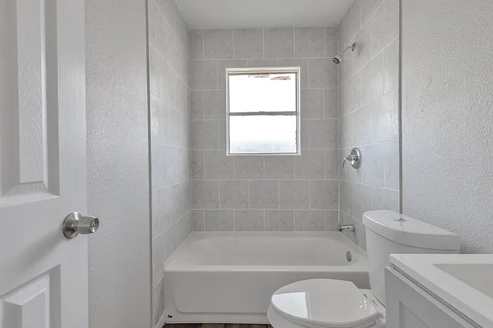 811 John Adams Dr — Photo 5