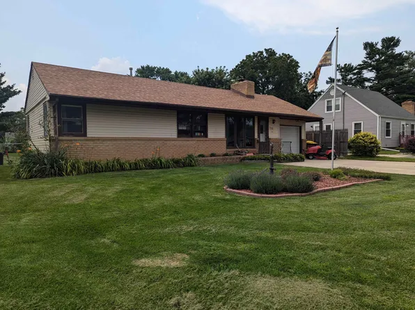 716 Sycamore Ln, Machesney Park, IL 61115