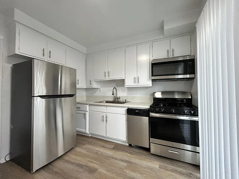 13860 Burbank Blvd — Photo 19