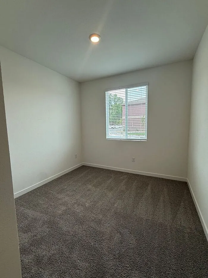 3 bed, 3.0 bath, 1421 sqft, $2,800 — Photo 3
