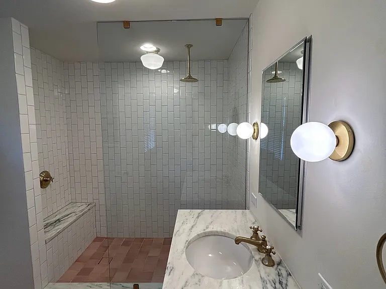 Primary en suite bathroom