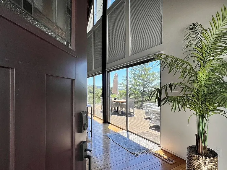 542 E Spring St — Photo 5