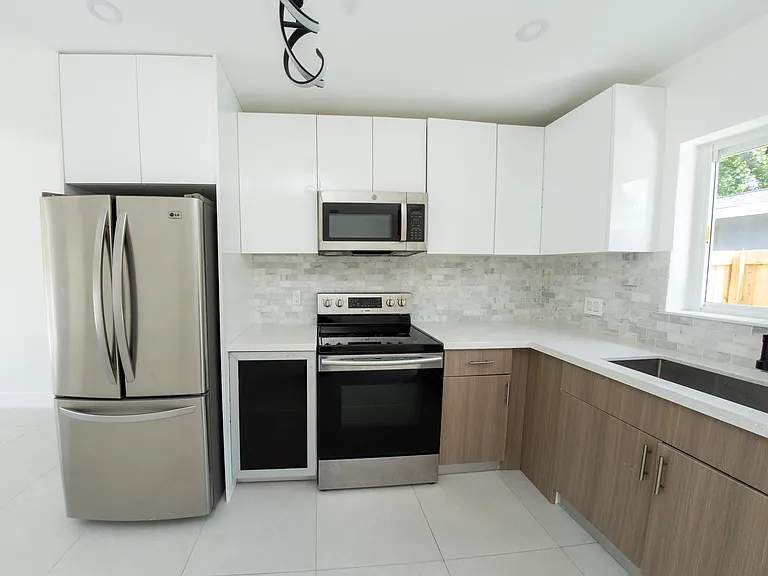 2160 SW 16th Ct — Photo 16