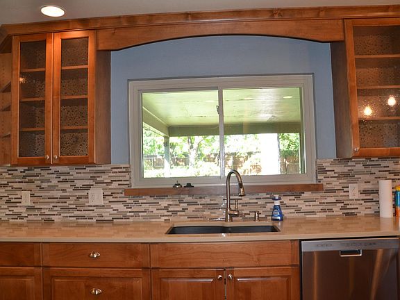 Newer kitchen pull out drawers, quartz countertops, stainless steel appliances, wood floors
