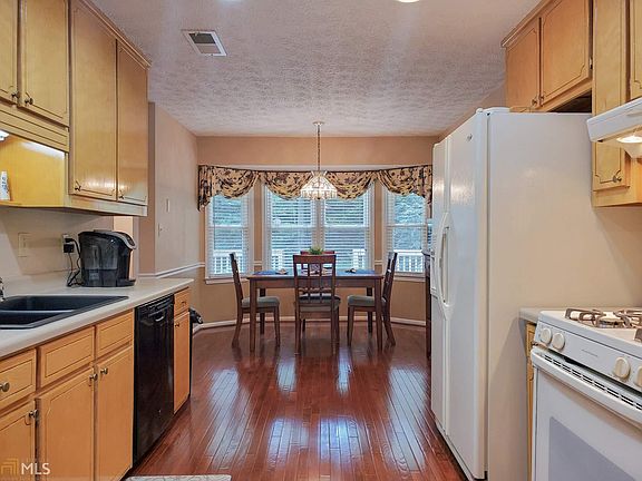 3rd image of 99 Crown Dr