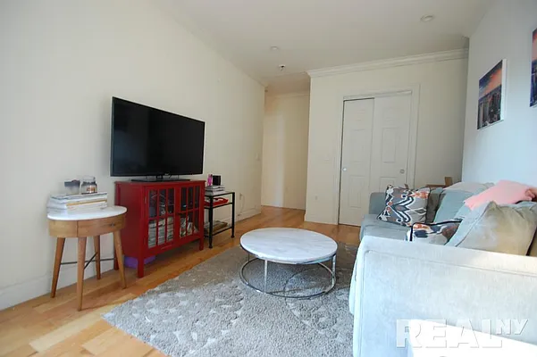 Rented by REAL New York | media 10