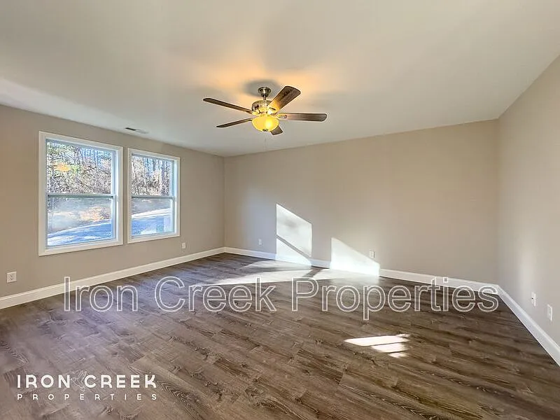 3 bed, 2.0 bath, 1354 sqft, $2,295 — Photo 3