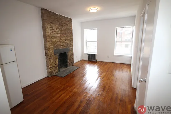 Rented by Wave Real Estate Group | media 22