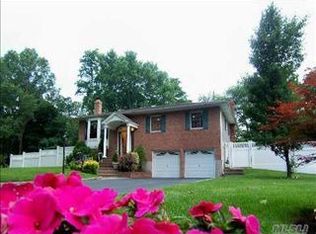 5 Miami Ct, Hauppauge, NY 11788