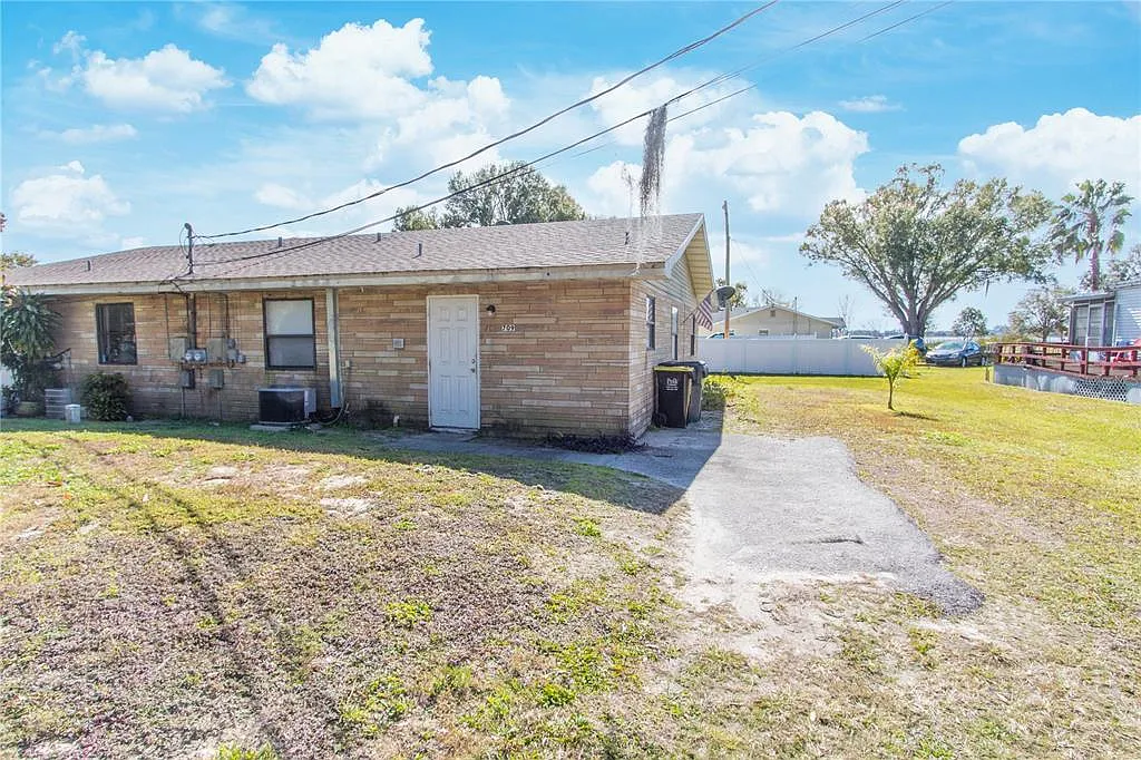 2 bed, 1.0 bath, 1980 sqft, $1,250 — Photo 2