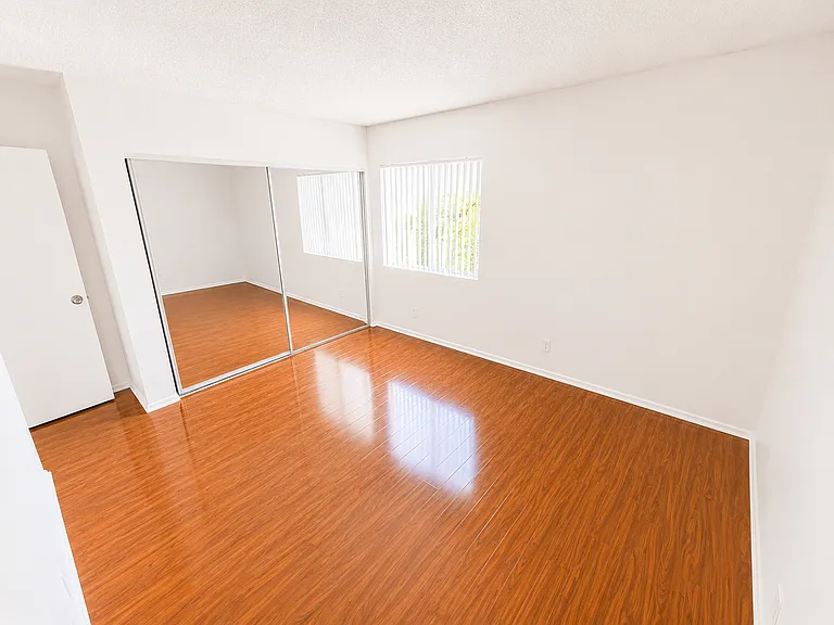 15020 Burbank Blvd — Photo 15