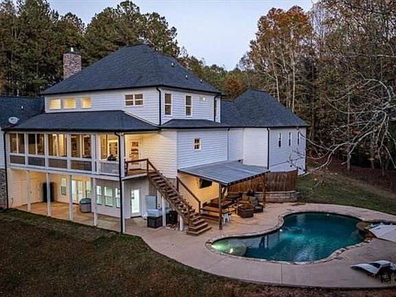 3rd image of 3055 Spring Hill Dr