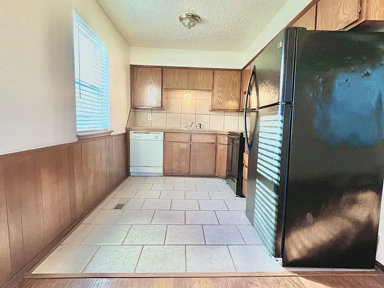 300 Chalmette Dr — Photo 15