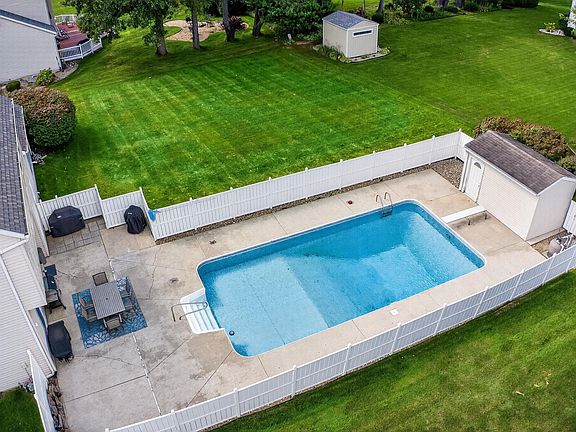 4th image of 13891 Lexington Cir S