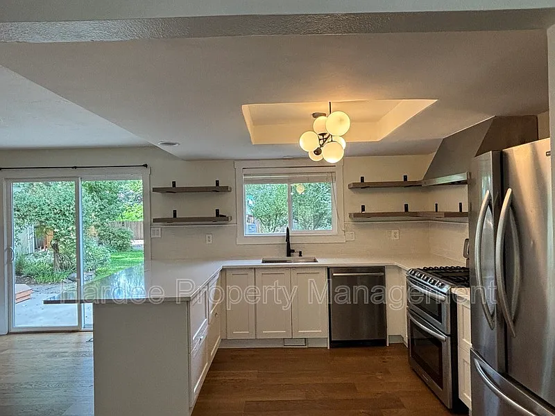 3 bed, 2.0 bath, 1600 sqft, $2,300 — Photo 4