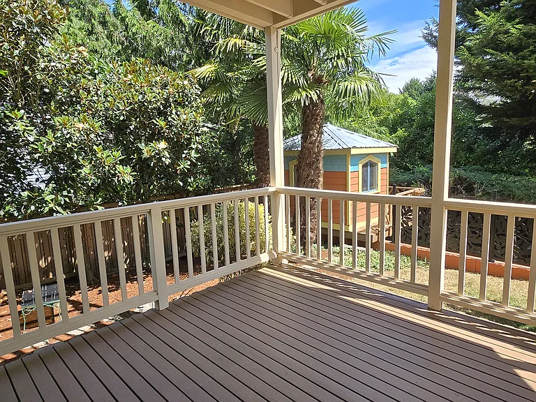 Private Covered 120 sq feet Deck/Entrance