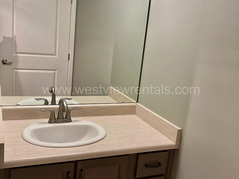 203 E Laurel St — Photo 137