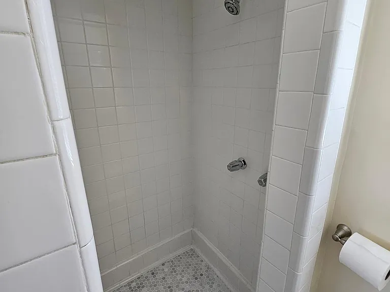 548 N Mariposa St #D — Photo 7