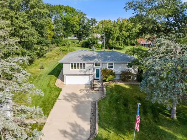 4422 Woodview Dr NE, Cedar Rapids, IA 52411