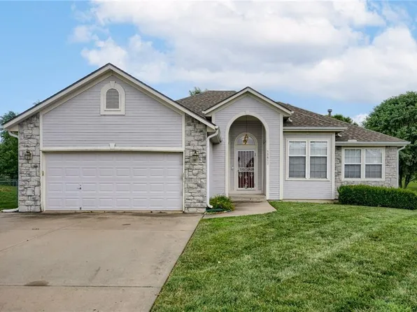15617 Iron Creek Dr, Basehor, KS 66007