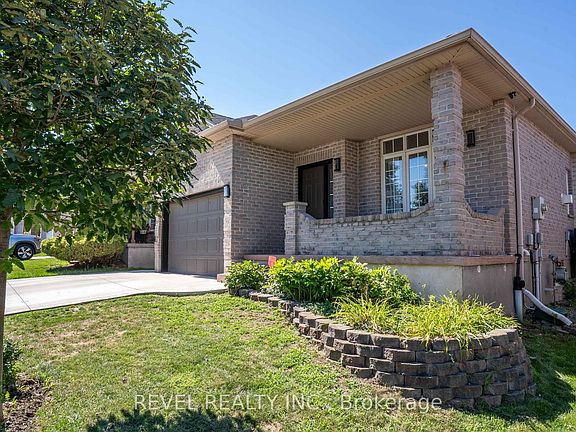 3rd image of 857 Cresthaven Cres