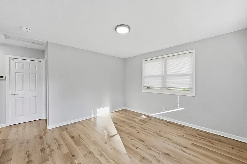 2 bed, 1.0 bath, $1,400 — Photo 2