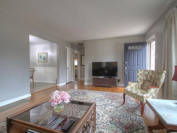 5th image of 287 Zandale Dr