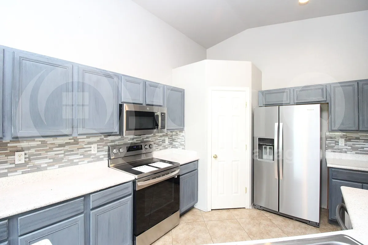 3 bed, 2.0 bath, 2080 sqft, $2,199 — Photo 3