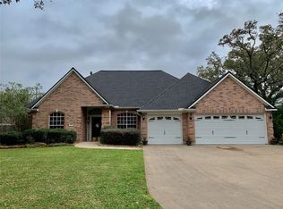 900 Enchanted Oaks Dr, Angleton, TX 77515