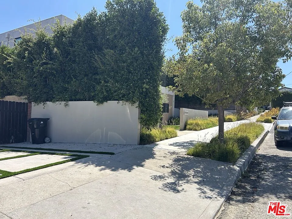 5 bed, 3.0 bath, 2515 sqft, $12,500 — Photo 4