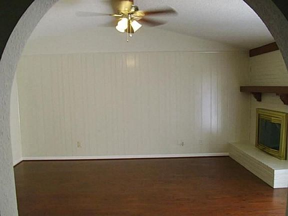 NEW CARPET THRU OUT EXCPEPT KITCHEN AND LIVNG AREA