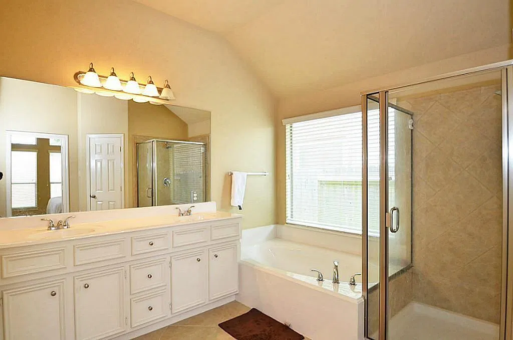 4 bed, 2.0 bath, 2347 sqft, $2,250 — Photo 4