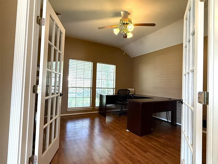 3906 Eastland Lake Dr — Photo 6