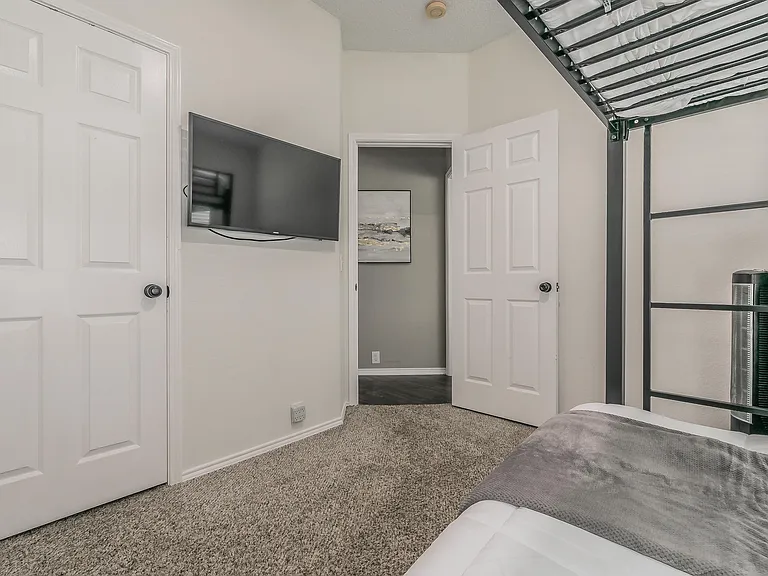 7017 Chateau Dr — Photo 8