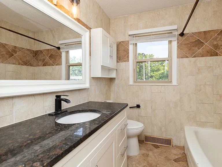 3815 Hillcrest Dr — Photo 15