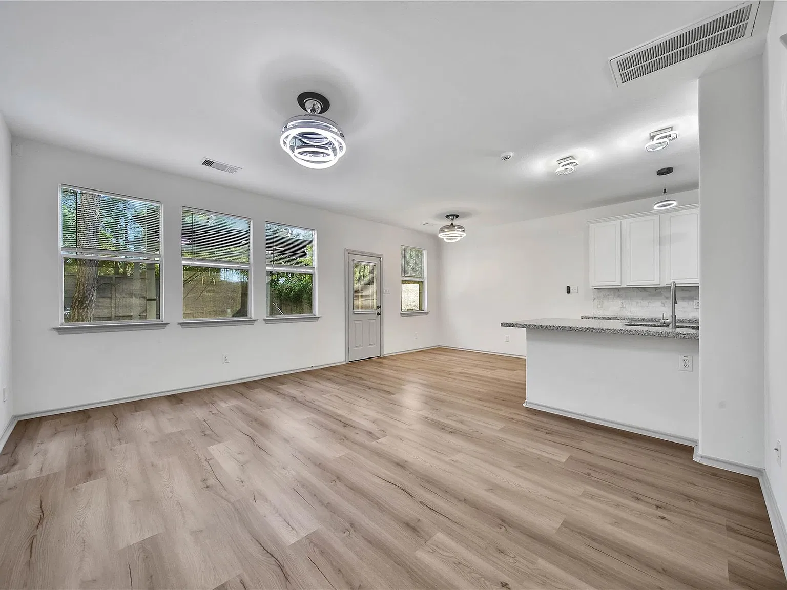 3 bed, 2.5 bath, 1685 sqft, $1,995 — Photo 3